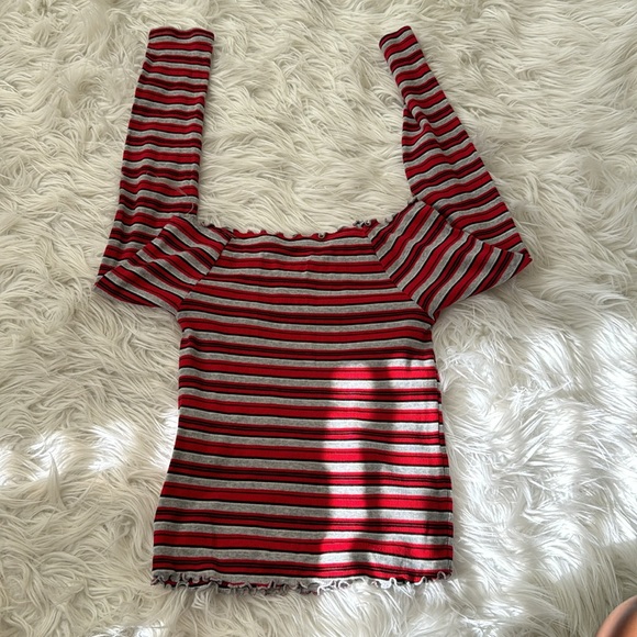 Cute girls like new justice top - Picture 3 of 3